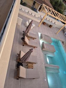 Бассейн в Cantouni Villa, Luxury 5BR Retreat with Pool & Jacuzzi Near Town by Villa Mana Gers или поблизости