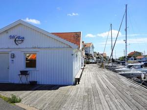 a building on a dock with boats in a marina at Tranquil Island Retreat in Foto-By Traum in Fotö
