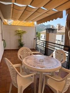 a patio with a table and chairs on a balcony at La casita de carmen in Cazorla