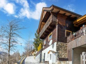 ein Holzhaus mit Balkon auf einer Straße in der Unterkunft Chalet in Rangersdorf near Ski Slopes in Rangersdorf