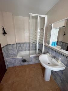 a bathroom with a sink and a bath tub at La casita de carmen in Cazorla