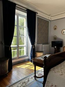 Una cama o camas en una habitación de Château de Mongazon