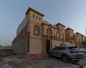 a car parked in front of a building at شقة الصواري الفاخرة in Jeddah