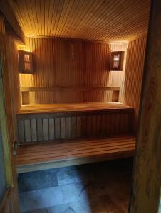a wooden bench in a sauna with the light on at uç su havuzlu termal in Kızılcahamam +1 photo