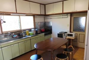 una cucina con tavolo in legno e piano di lavoro in legno di Cottage Clover - Vacation STAY 04558v a Biei