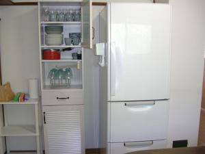 frigorifero con congelatore bianco, posto in cucina di Cottage Clover - Vacation STAY 04558v a Biei