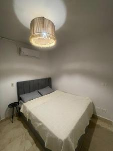 Ένα ή περισσότερα κρεβάτια σε δωμάτιο στο Cozy apartment with in agora in front of marrasi