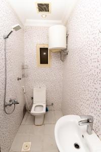a bathroom with a toilet and a sink at شقة الصواري الفاخرة in Jeddah