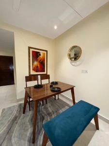 Posezení v ubytování Skyline Suit 1BHK Gulberg + 8 fotografií