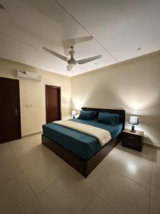 Postel nebo postele na pokoji v ubytování Skyline Suit 1BHK Gulberg