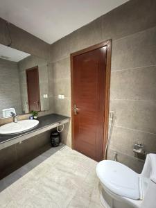 Koupelna v ubytování Skyline Suit 1BHK Gulberg