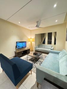 TV a/nebo společenská místnost v ubytování Skyline Suit 1BHK Gulberg