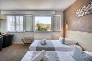 Ένα ή περισσότερα κρεβάτια σε δωμάτιο στο Logis Hotel Belle-Vue +35 φωτογραφίες