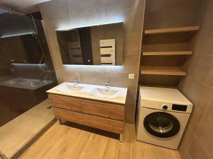 a bathroom with a sink and a washing machine at Vue incroyable sur la baie de La Ciotat in La Ciotat