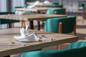 stół z widelcami i serwetkami na górze w obiekcie Buff Hotel & Resort Konstanz w Konstancji