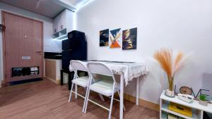 a kitchen with a table and chairs in a room at SMDC PARK RESIDENCE SM City Santa Rosa, Laguna in Ibaba