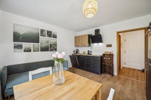 ein Wohnzimmer mit Tisch und Küche in der Unterkunft Royal Garden Residence in Dresden