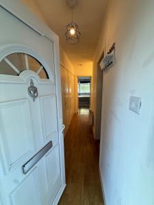 un pasillo con una puerta blanca y un pasillo con un pasillo en Charming Family Flat 1 Bedroom, en Norwood