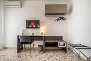 an office with a desk and a chair in a room at Centoquaranta Apartment in Terrasini