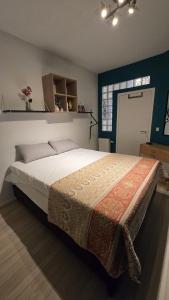 een slaapkamer met een groot bed in een kamer bij Sleep and Enjoy in Brussel