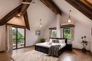 JāmbにあるSaffronStays Cabin in the Woodsのベッドルーム(大型ベッド1台、窓付) +44枚の写真
