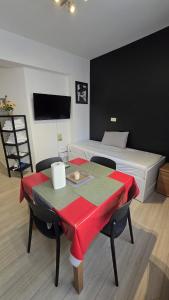 een slaapkamer met een bed en een tafel met een rode tafellaken bij Sleep and Enjoy in Brussel