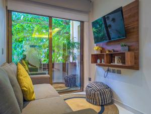 Μια τηλεόραση ή/και κέντρο ψυχαγωγίας στο Romantic Playa Escape I 500m Award-Winning Beach I King Bed I AC Pool Gym WiFi 205