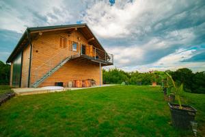 Zgornja VelkaにあるApartma Farm Blissの側面に階段がある建物