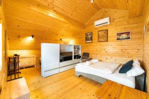 Zgornja VelkaにあるApartma Farm Blissの木製の壁のベッド1台が備わる部屋 +51枚の写真