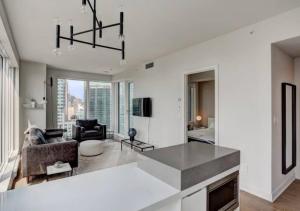 una sala de estar con un sofá y una mesa en TDC2 - 28th floor - 2 bd, 2 bth, en Montreal