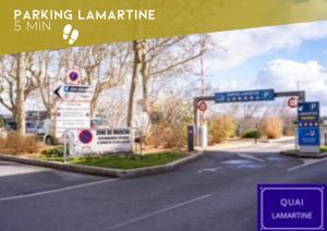 a street with street signs on the side of a road at Le Ptit St Pierre - Studio en Hyper Centre By Primo in Mâcon
