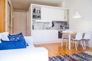 Virtuve vai virtuves zona naktsmītnē Liiiving in Porto | Blue Flower Apartment