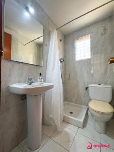une salle de bains avec lavabo, toilettes et douche dans l'établissement El Bungalow, à Oropesa del Mar 34 autres photos