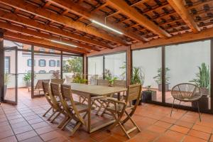 eine Innenterrasse mit einem Holztisch und Stühlen in der Unterkunft The Suite QM in Funchal