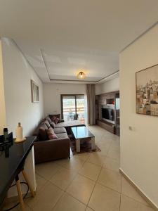 un salon avec un canapé et une table dans l'établissement BERALMAR Asilah, à Assilah