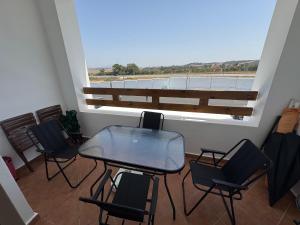 Cette chambre dispose d'un balcon avec une table et des chaises. dans l'établissement BERALMAR Asilah, à Assilah