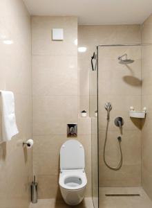 Ένα μπάνιο στο Modern City Apartment Budva-Central Location,5 min to Beach