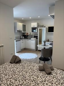 Η κουζίνα ή μικρή κουζίνα στο Modern getaway Studio for two