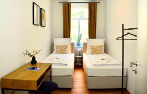 En eller flere senge i et værelse på Larimar Apartment - Vollausstattung - WLAN - Balkon