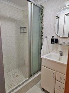 ein Badezimmer mit Dusche und Waschbecken in der Unterkunft Max 7 in Helderberg College + 8 Fotos