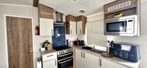 Η κουζίνα ή μικρή κουζίνα στο Trieste 6 Berth Caravan, Seasalter +31 φωτογραφίες