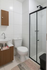 une salle de bain avec toilettes, lavabo et douche dans l'établissement HighView Urban - Modern Rooms, à Rio de Janeiro 61 autres photos