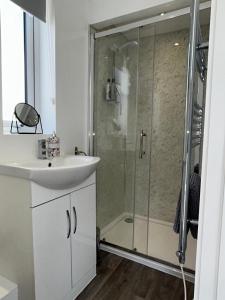 Bilik mandi di Forest View Annexe