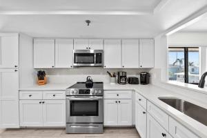 Köök või kööginurk majutusasutuses Absolute Paradise Ami-Private Beach Access-Water Views From Every Window-Heated Pool- Walk To 14 Restaurants +31 fotot