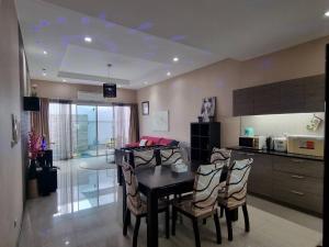 a kitchen and dining room with a table and chairs at ChinJu PoolVilla in Jomtien Beach