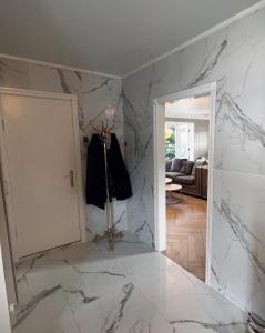 un corridoio con pareti di marmo e una porta bianca di Villa Hana a Sandnes Altre 15 foto