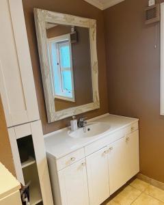 un bagno con lavandino e specchio di Villa Hana a Sandnes