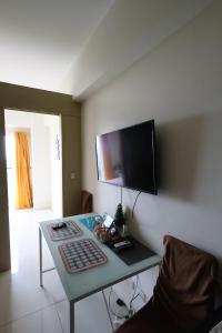 Camera dotata di scrivania con tastiera e TV. di Great Escape - Wind Residences a Kaybagal Altre 6 foto