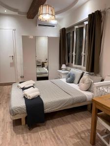 Ένα ή περισσότερα κρεβάτια σε δωμάτιο στο Minerva Pantheon Suites