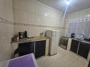 Una cocina o cocineta en Casa Aparecida do Norte